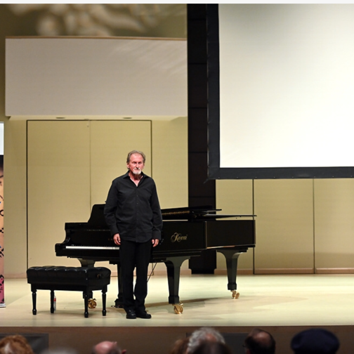 Gerhard Gruber auf der Bühne in Toronto
